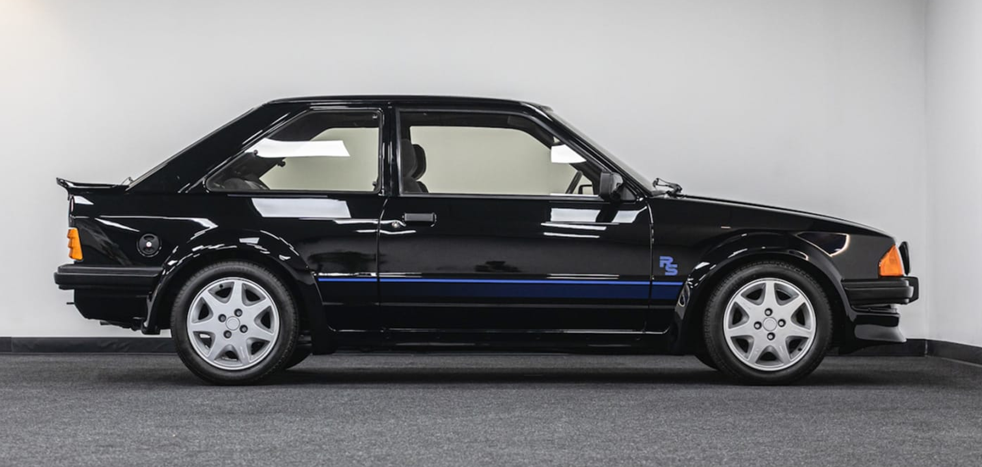 The 1985 Ford Escort RS Turbo previously owned by Diana, Princess of Wales, on display at the Silverstone Race Circuit near Towcester, Northamptonshire, England before it goes up for auction. August 27, 2022. - Sputnik International, 1920, 28.08.2022
