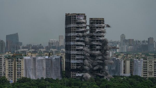 Explosives are detonated to demolish twin high-rise apartment towers in Noida, outskirts of New Delhi, India, Sunday, Aug. 28, 2022. The demolition was done after the country's top court declared them illegal for violating building norms.  - Sputnik International