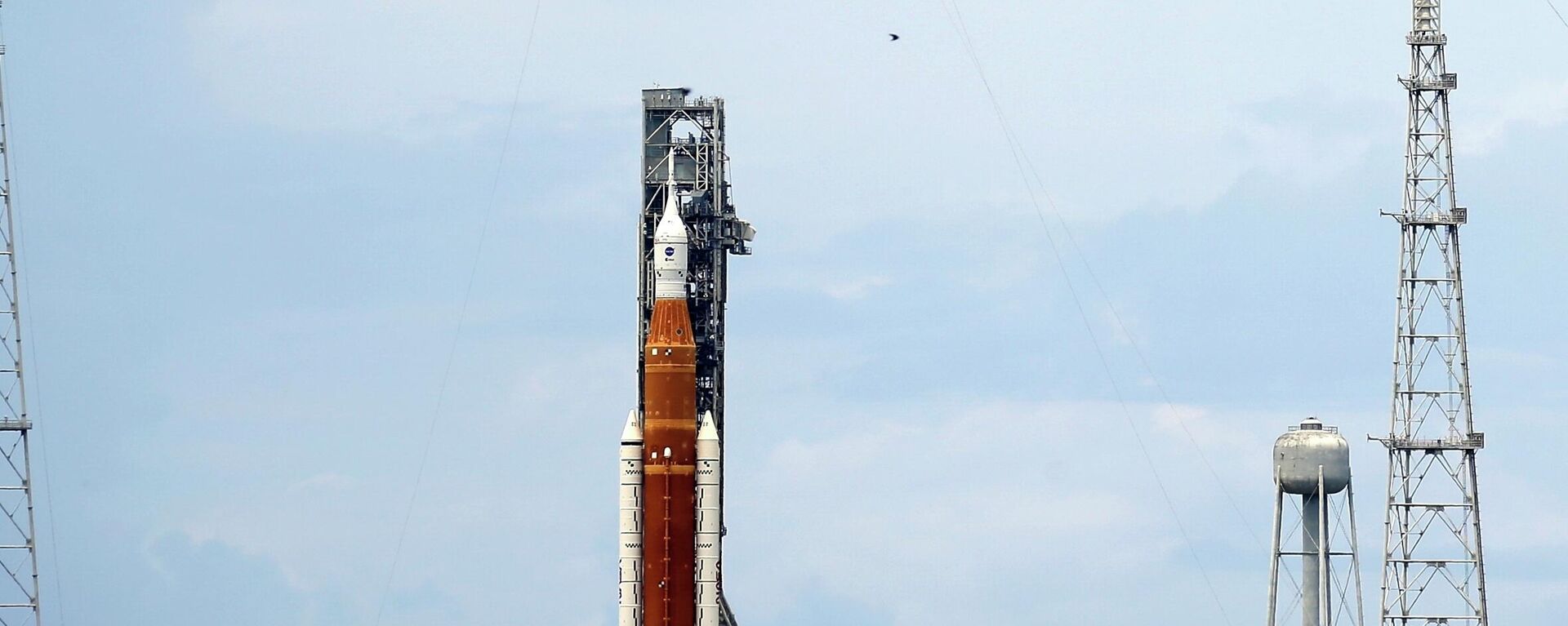 The NASA moon rocket stands ready less than 24 hours before it is scheduled to launch on Pad 39B for the Artemis 1 mission to orbit the moon at the Kennedy Space Center, Sunday, Aug. 28, 2022, in Cape Canaveral, Fla. - Sputnik International, 1920, 30.08.2022