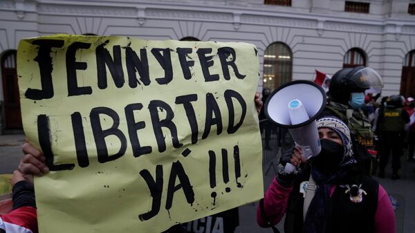 Demonstrators gather outside a court building to show support for Yenifer Paredes, the sister-in-law of Peru´s President Pedro Castillo, in Lima, Peru, Sunday, Aug. 28, 2022. - Sputnik International