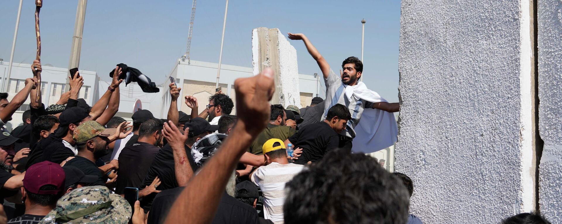 Supporters of Shiite cleric Muqtada al-Sadr try to remove concrete barriers in the Green Zone area of Baghdad, Iraq, Monday, Aug. 29, 2022.  - Sputnik International, 1920, 30.08.2022