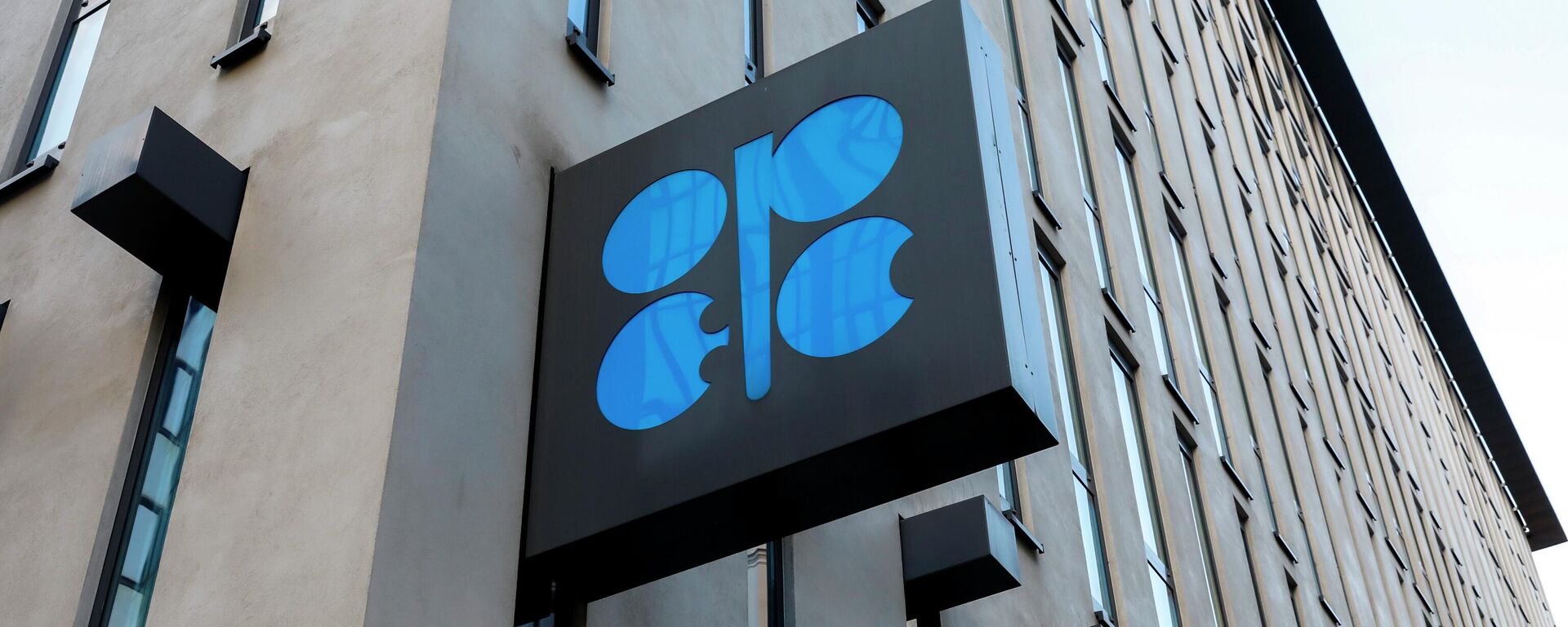 The logo of the Organization of the Petroleoum Exporting Countries (OPEC) is seen outside of their headquarters in Vienna, Austria, March 3, 2022. - Sputnik International, 1920, 06.06.2023