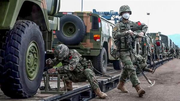 Китайский вооруженный конвой, прибывший на военные учения Восток-2022 на полигоне Сергеевский в Приморском крае Дальнего Востока России - Sputnik International