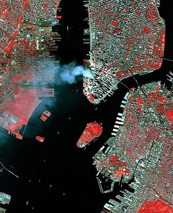 Вид с космоса на дым после атаки на Всемирный торговый центр в США  - Sputnik International