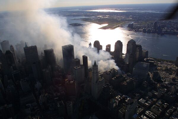 Вид сверху на дым после атаки на Всемирный торговый центр в США  - Sputnik International