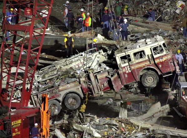 Вытаскивание пожарной машины из-под обломков после атаки на Всемирный торговый центр в США  - Sputnik International