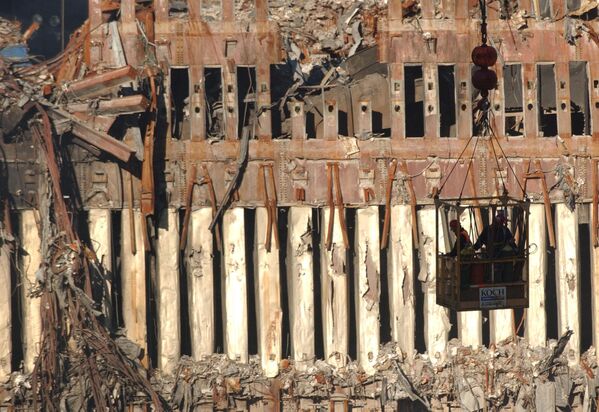 Вид сверху на разрушения после атаки на Всемирный торговый центр в США  - Sputnik International