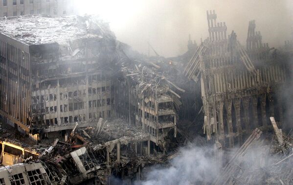 Вид сверху на разрушения после атаки на Всемирный торговый центр в США  - Sputnik International
