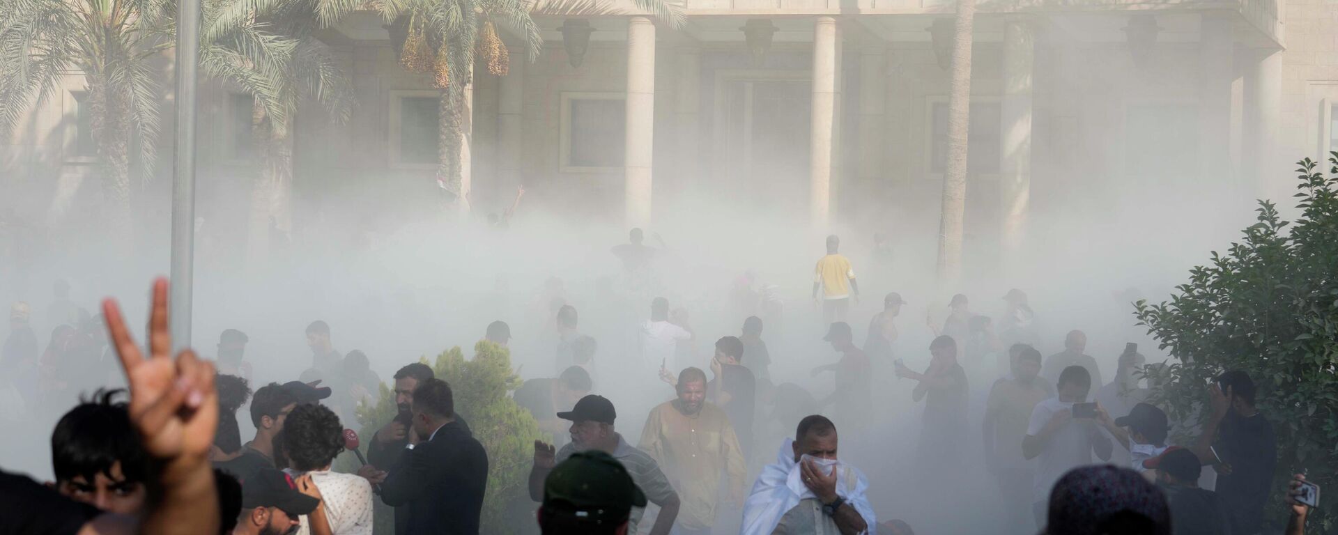 Iraqi security forces fire tear gas on followers of Shiite cleric Muqtada al-Sadr protesting inside the government palace grounds, in Baghdad, Iraq, Monday, Aug. 29, 2022 - Sputnik International, 1920, 30.08.2022