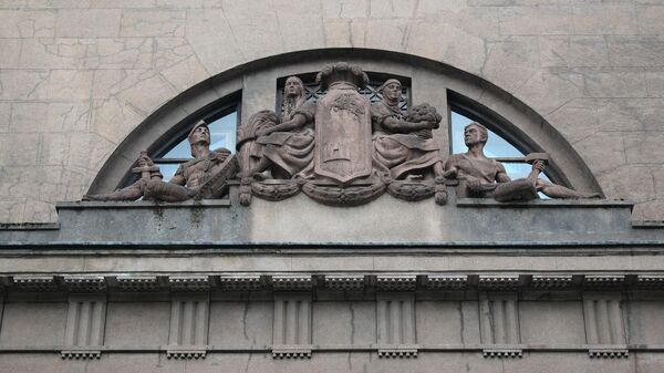 Lithuanian State Symbols - The Columns of Gediminas (Gediminaičių stulpai) and Vytis on the pediment of the Bank of Lithuania, Kaunas, Lithuania, 1927 - Sputnik International