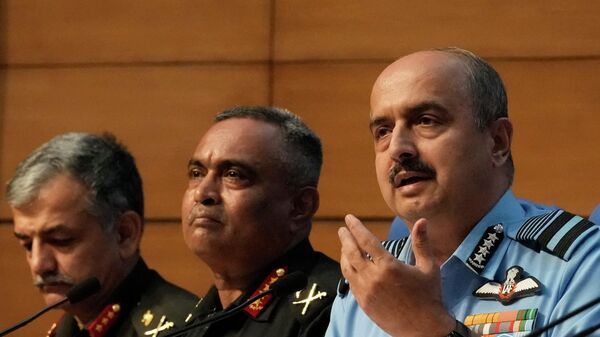 Indian Air Force Chief Air Chief Marshal V R Chaudhari speaks with Indian Army chief General Manoj Pande seated beside him during the launch of Agnipath Scheme, in New Delhi, Tuesday, June 14, 2022.  - Sputnik International