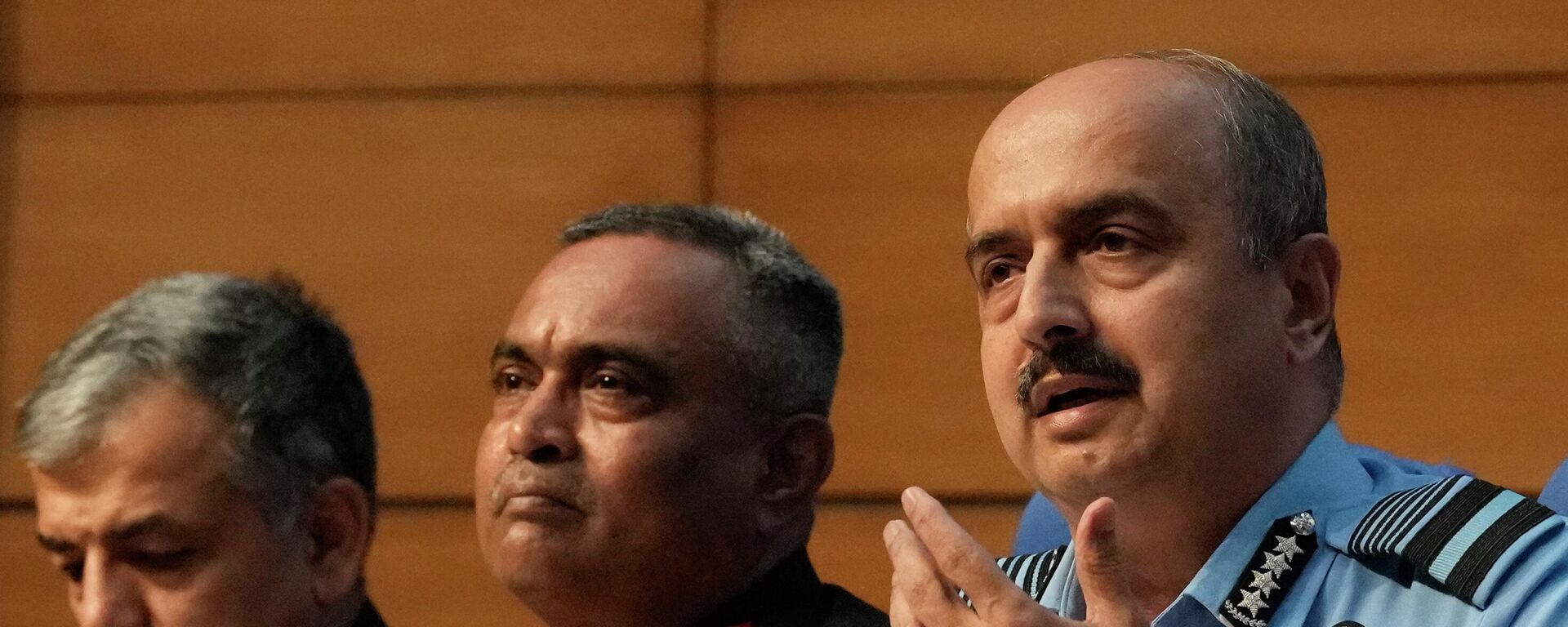 Indian Air Force Chief Air Chief Marshal V R Chaudhari speaks with Indian Army chief General Manoj Pande seated beside him during the launch of Agnipath Scheme, in New Delhi, Tuesday, June 14, 2022.  - Sputnik International, 1920, 04.10.2022