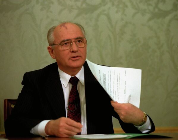 FILE - Mikhail Gorbachev flashes the decree relinquishing control of nuclear weapons to Russian President Boris Yeltsin after its signature at the Kremlin in Moscow on Wednesday, Dec. 25, 1991. It was a momentous event that ended an era 30 years ago - Soviet President Mikhail Gorbachev's resignation drawing a line under the USSR's existence. The AP Moscow photo chief, Liu Heung Shing, was the only foreign photographer who captured the final moments of the Soviet Union on Dec. 25, 1991.  - Sputnik International