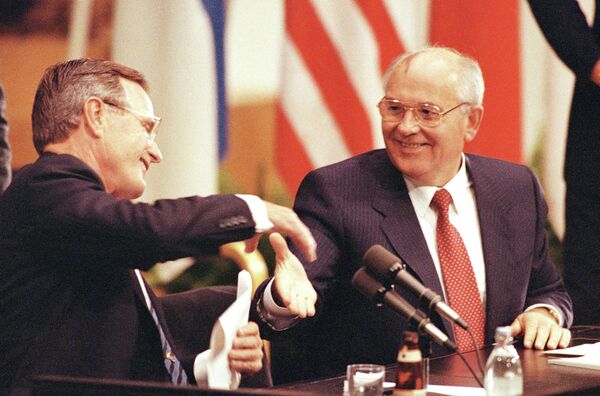 FILE - In this Sept. 9, 1990 file photo U.S. President George Bush shakes hands with Soviet President Mikhail Gorbachev at the conclusion of their joint news conference ending the one day summit in Helsinki, Finland. - Sputnik International