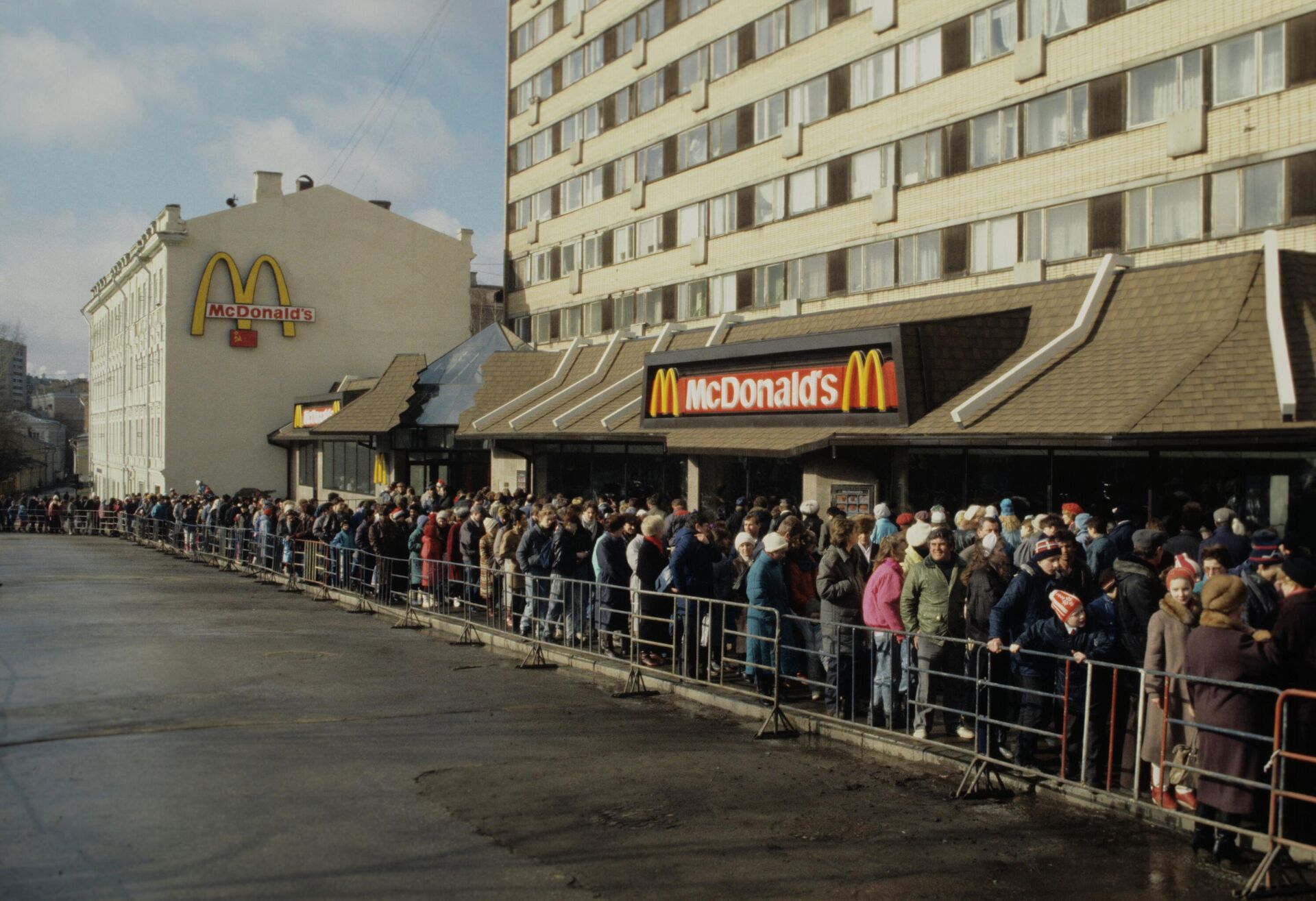 The queue at the Soviet-Canadian McDonald's restaurant on Pushkinskaya Square in Moscow. - Sputnik International, 1920, 30.08.2022