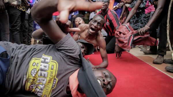 Supporters of presidential candidate Raila Odinga react as he arrives at his campaign headquarters after submitting a petition at the Supreme Court in Nairobi, Kenya Monday, Aug. 22, 2022 - Sputnik International