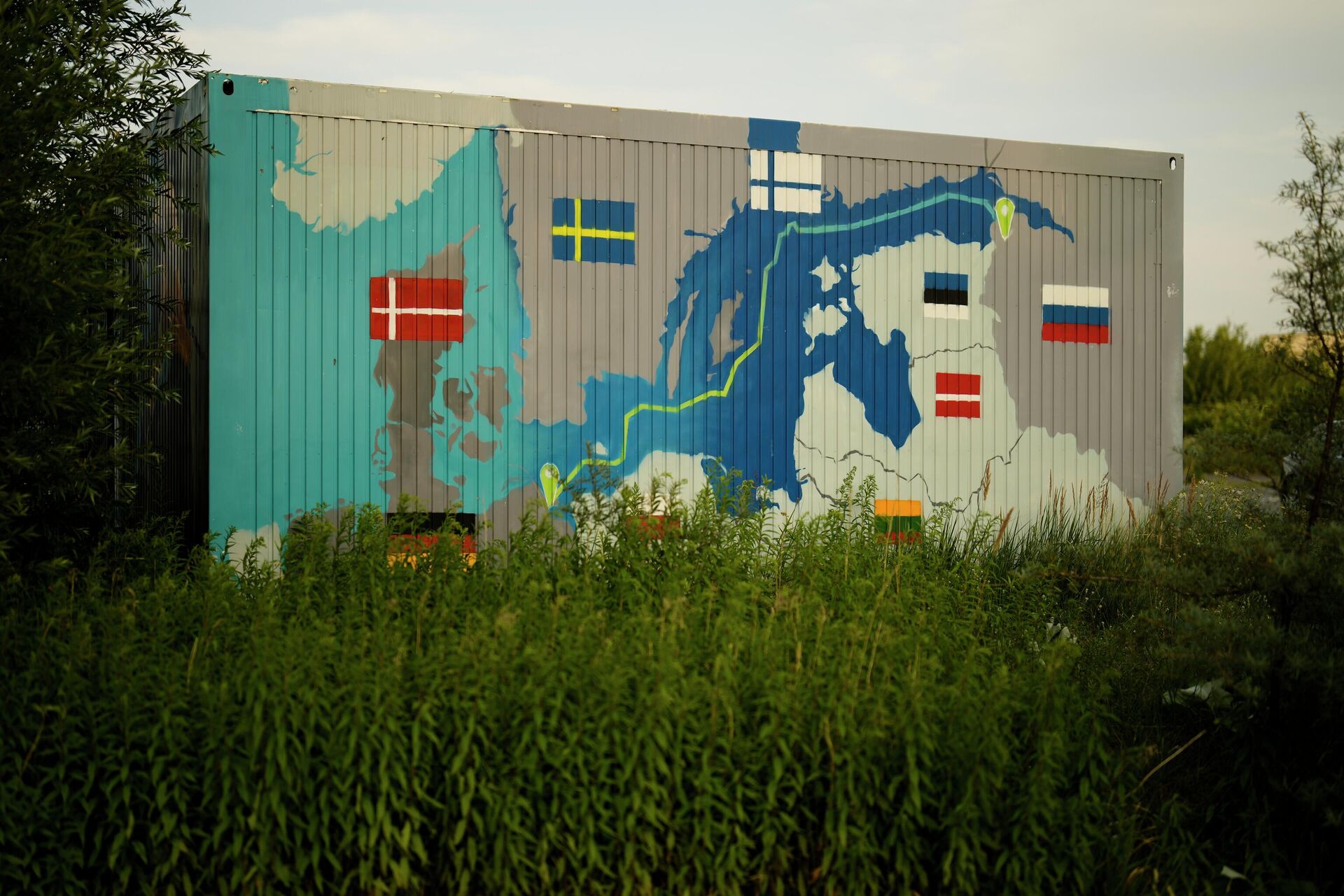 A painting showing the Nord Stream pipelines is displayed on a container near the Nord Stream 1 Baltic Sea pipeline in Lubmin, Germany, Wednesday, July 20, 2022 - Sputnik International, 1920, 14.10.2022