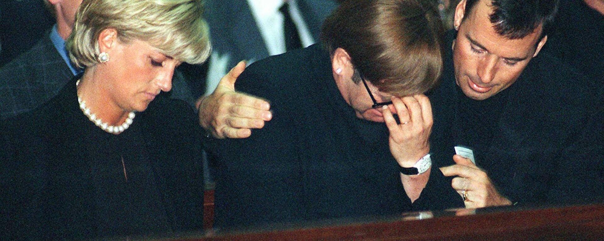 Diana, Princess of Wales and British pop-star Elton John being comforted by his companion at the memorial mass for Gianni Versace, inside Milan's gothic cathedral Tuesday, July 22, 1997. - Sputnik International, 1920, 31.08.2022