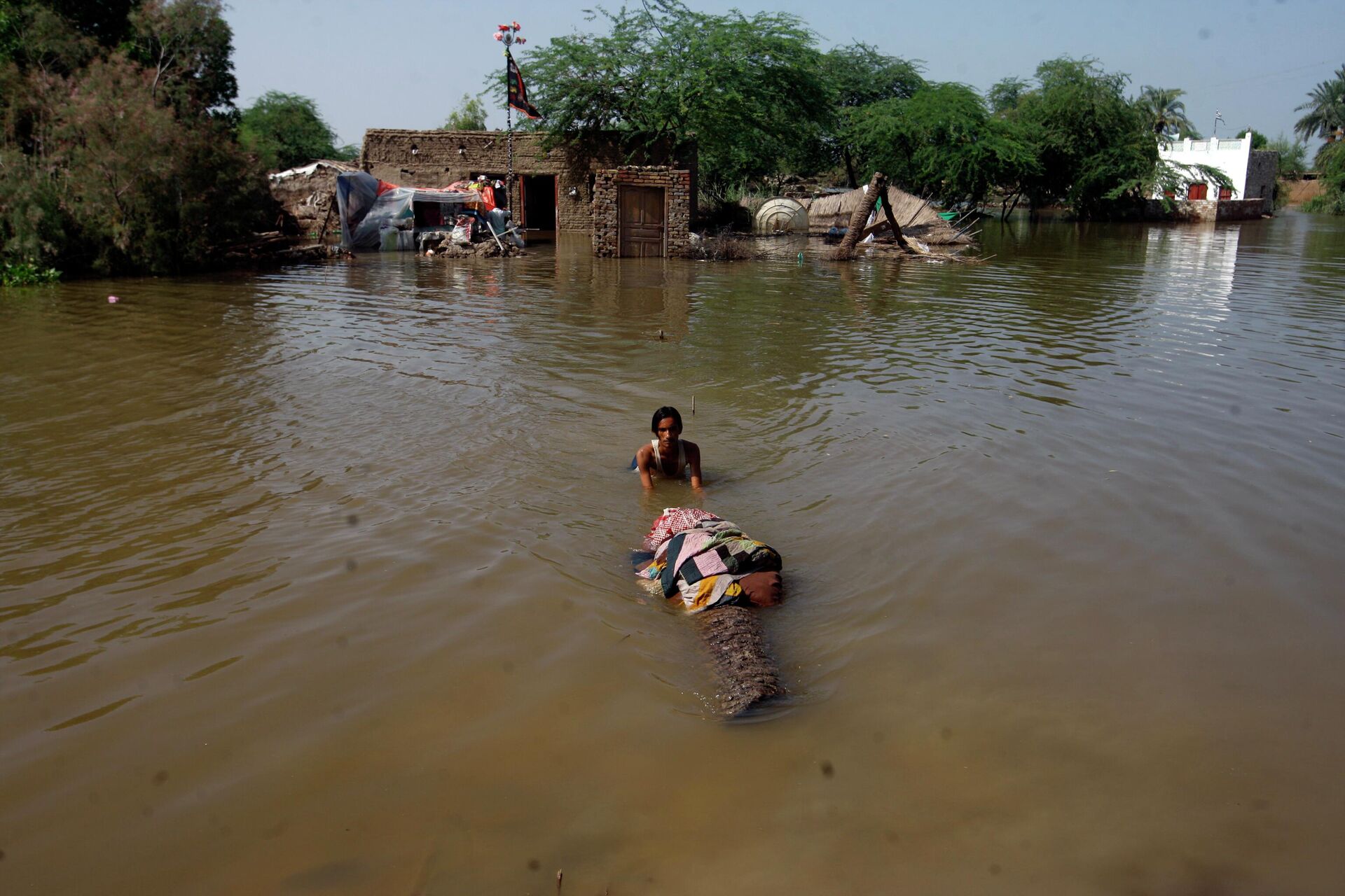 A man carries salvageable belongings from his flood-hit home in Shikarpur district of Sindh province, of Pakistan, Wednesday, Aug. 31, 2022 - Sputnik International, 1920, 26.09.2022