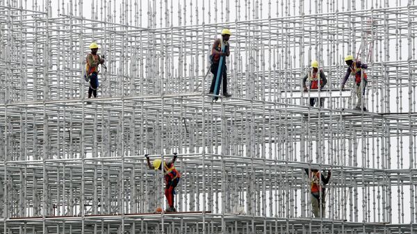  Construction workers prepare a scaffolding at a construction site at Hajji Ali in Mumbai, India, on Jan. 8, 2022 - Sputnik International