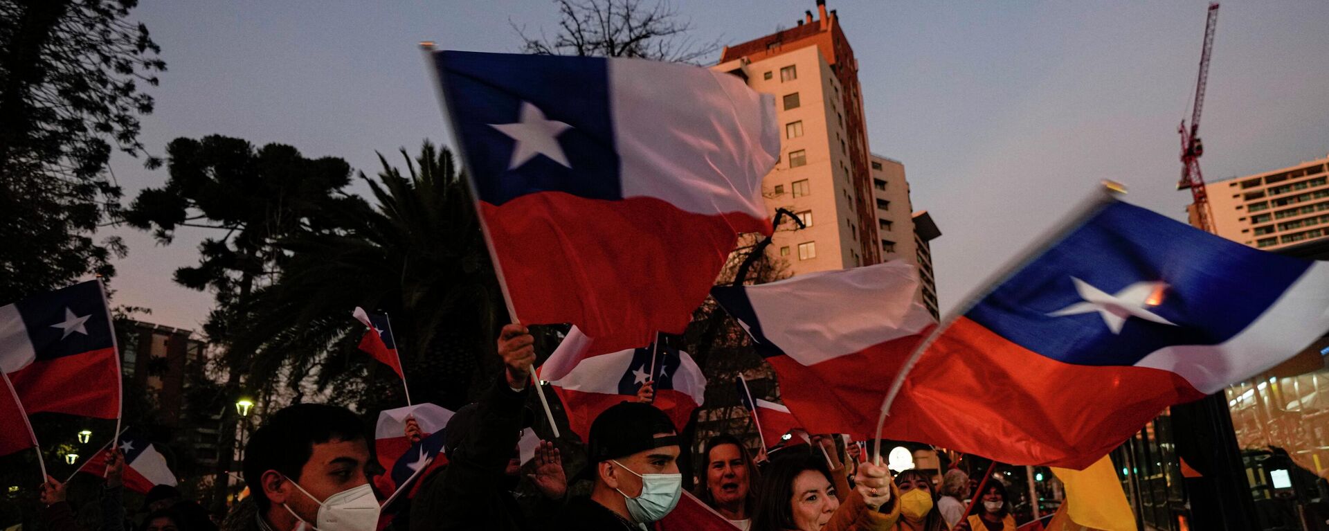 People waving national flags rally against a new draft of the proposed Constitution at the Plaza Nunoa in Santiago, Chile, Friday, Aug. 19, 2022. Chileans have until a Sept. 4 plebiscite to study the articles of the draft Constitution and decide if it will replace the current Magna Carta imposed by a military dictatorship 41 years ago. - Sputnik International, 1920, 05.09.2022