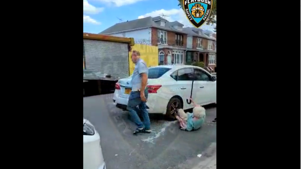 A screenshot from social media video showing the incident with elderly woman in a NYC taxi on August 31, 2022. - Sputnik International
