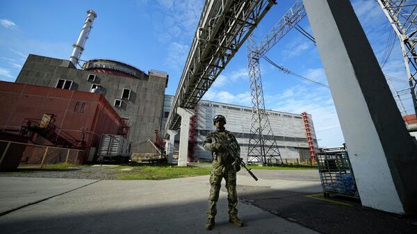 A Russian serviceman guards an area of the Zaporozhye  Nuclear Power Station, May 1, 2022 - Sputnik International
