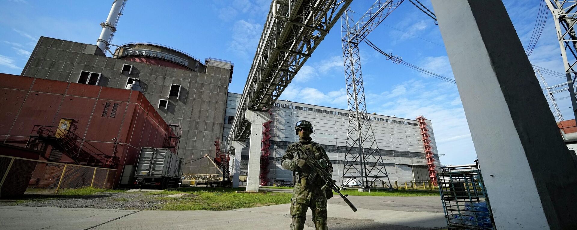 A Russian serviceman guards an area of the Zaporozhye  Nuclear Power Station, May 1, 2022 - Sputnik International, 1920, 01.09.2022