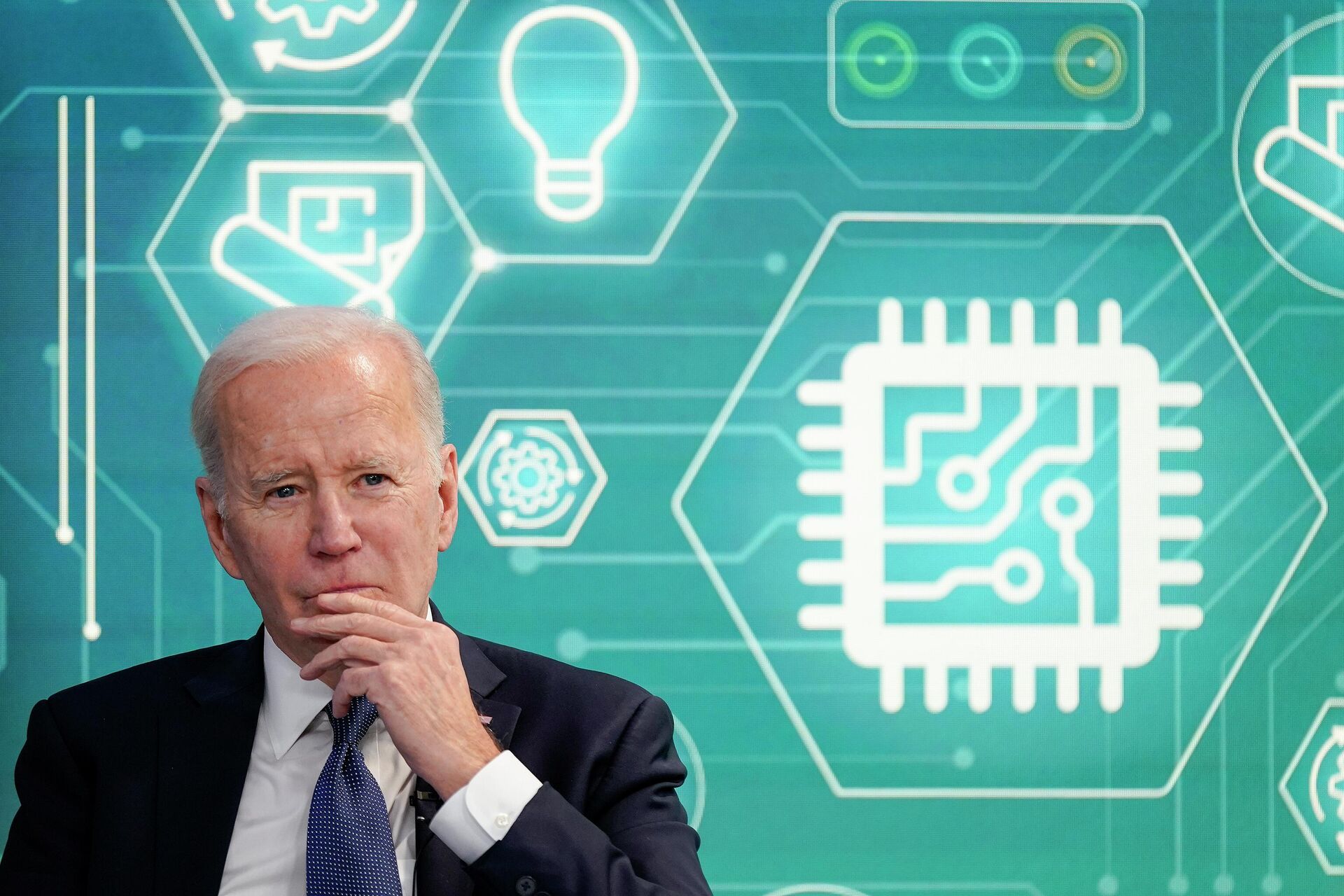 President Joe Biden attends an event to support legislation that would encourage domestic manufacturing and strengthen supply chains for computer chips in the South Court Auditorium on the White House campus, March 9, 2022, in Washington. Just hours before Senate Republican leader Mitch McConnell threatened to block a bill to revive the U.S. computer chip sector, senior Biden aides met on a Thursday morning to plan for that exact scenario. They decided to keep pushing and working bipartisan relationships with legislators developed over 18 months, leading to the passage of the $280 billion CHIPS and Science Act. - Sputnik International, 1920, 01.09.2022