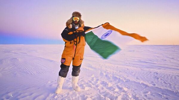 A member of an exploratory team from India waves country’s flag at the arctic region - Sputnik International