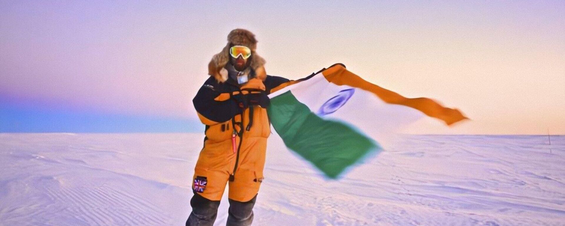 A member of an exploratory team from India waves country’s flag at the arctic region - Sputnik International, 1920, 01.09.2022