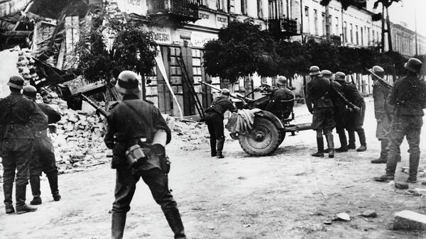 German soldiers try to dislodge snipers in Warsaw during the Nazi invasion of Poland in Sept. 1939 in World War II - Sputnik International