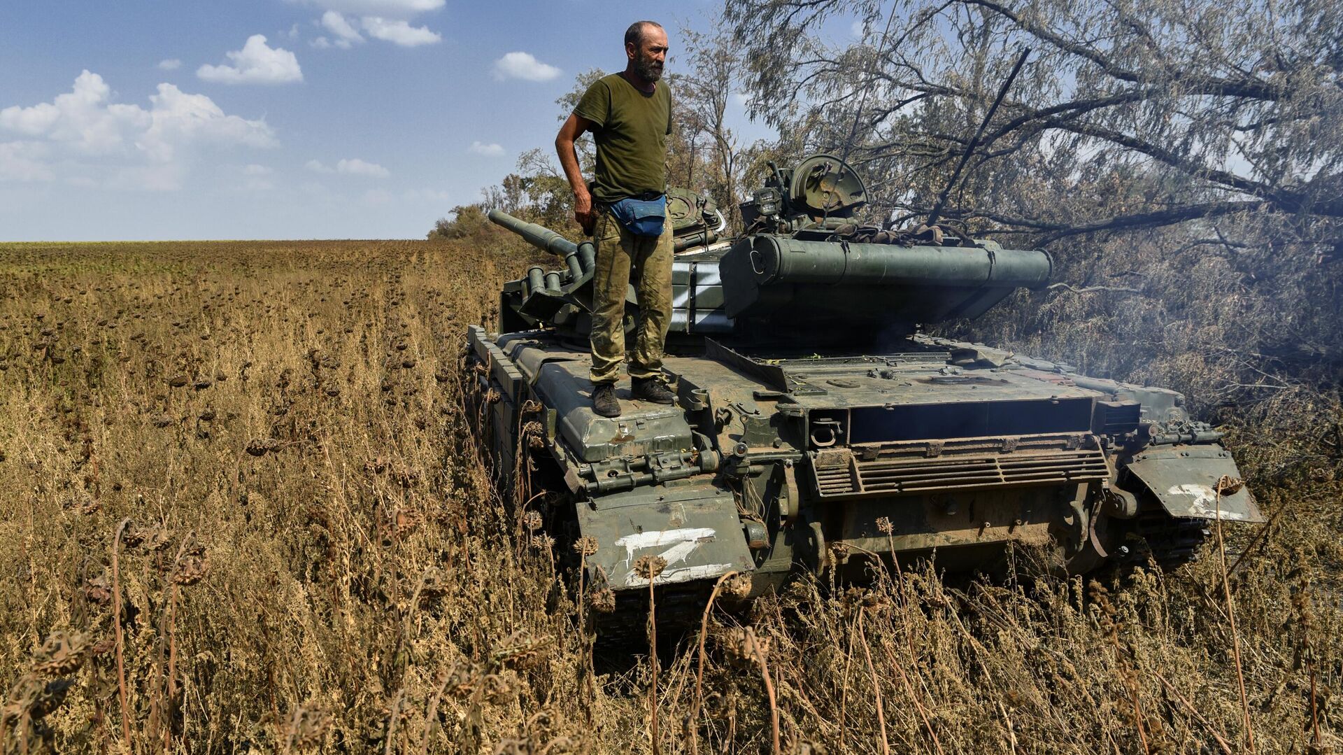 Donetsk People's Militia tank man stands on top of his T-72 main battle tank at a training ground in the Donetsk People's Republic. August 31, 2022. - Sputnik International, 1920, 01.09.2022