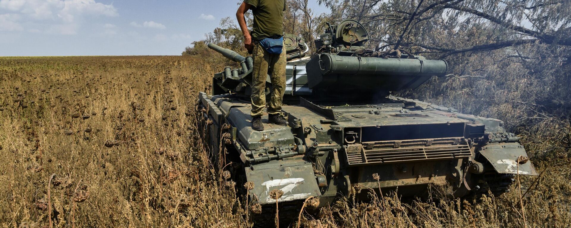 Donetsk People's Militia tank man stands on top of his T-72 main battle tank at a training ground in the Donetsk People's Republic. August 31, 2022. - Sputnik International, 1920, 01.09.2022
