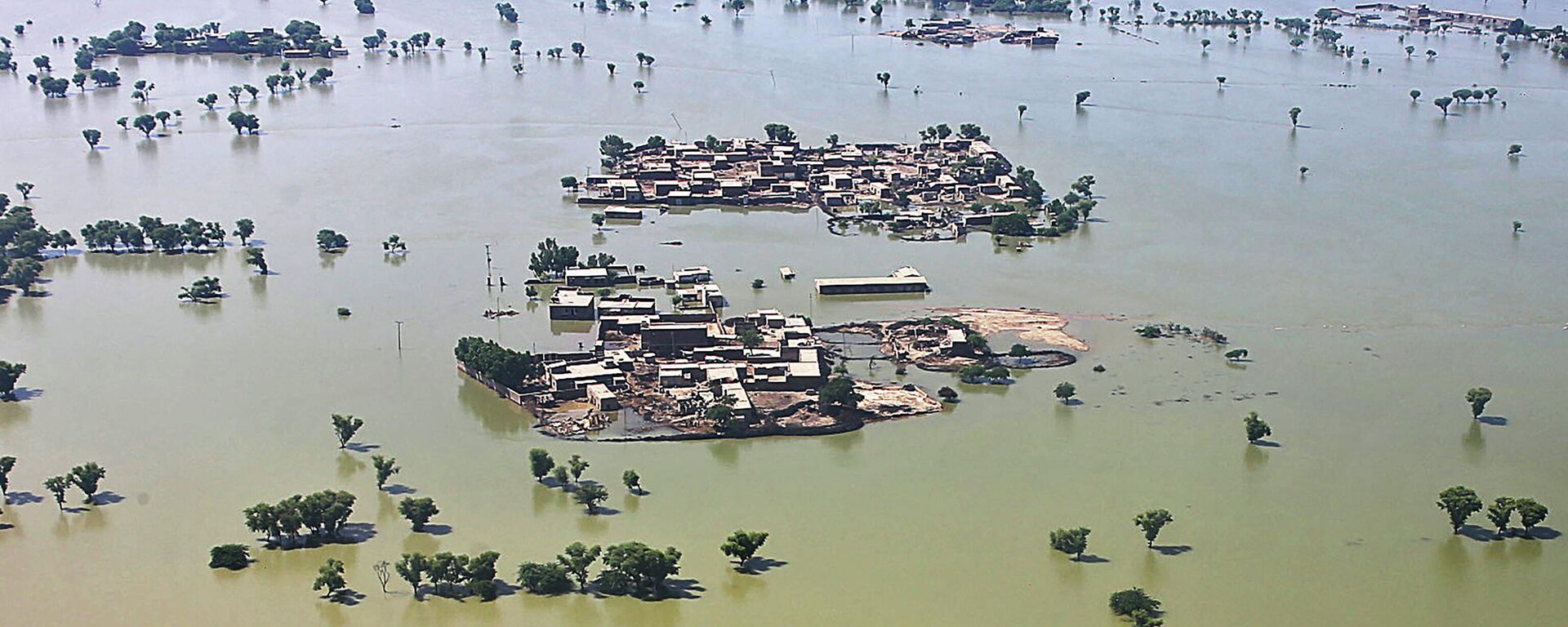 This aerial photograph taken on September 1, 2022 shows a flooded residential area after heavy monsoon rains in Dadu district of Sindh province - Sputnik International, 1920, 03.09.2022