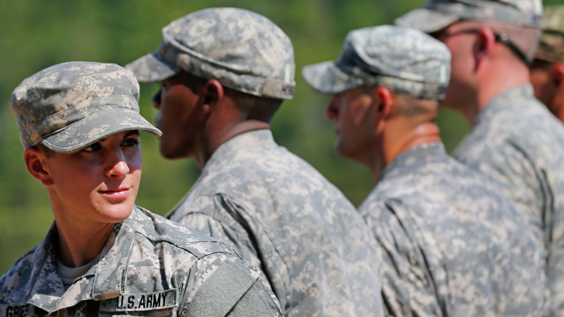  In this Aug. 21, 2015 file photo, U.S. Army Capt. Kristen Griest, left, of Orange, Conn., stands in formation during an Army Ranger School graduation ceremony at Fort Benning, Ga. - Sputnik International, 1920, 02.09.2022