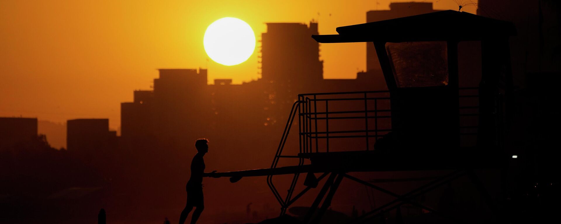 A lifeguard packs up for the day as the sun sets on Thursday, Sept. 1, 2022, in Long Beach, Calif. Parts of southern California are under an excessive heat warning through Tuesday morning. - Sputnik International, 1920, 28.07.2023