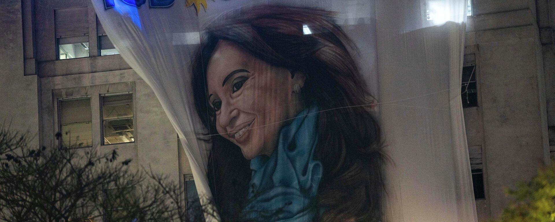A flag with the portrait of Argentina's Vice President, Cristina Fernandez, hangs from a government building early Friday, Sept. 2, 2022, some hours after a person pointed a gun at her during an event in front of her home in the Recoleta neighborhood of Buenos Aires, Argentina. - Sputnik International, 1920, 02.09.2022