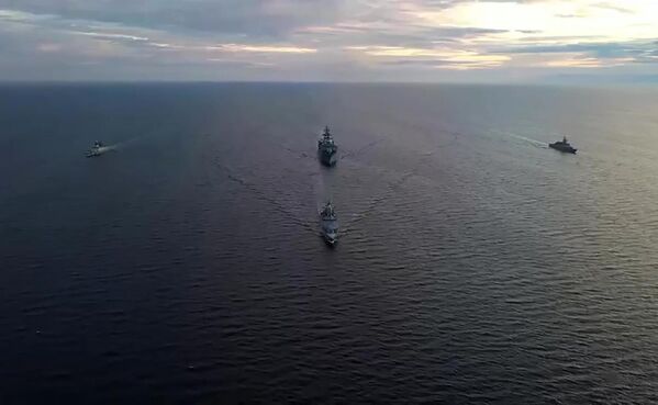 Russian and Chinese warships meet in the Sea of Japan during the Vostok-2022 military exercises - Sputnik International