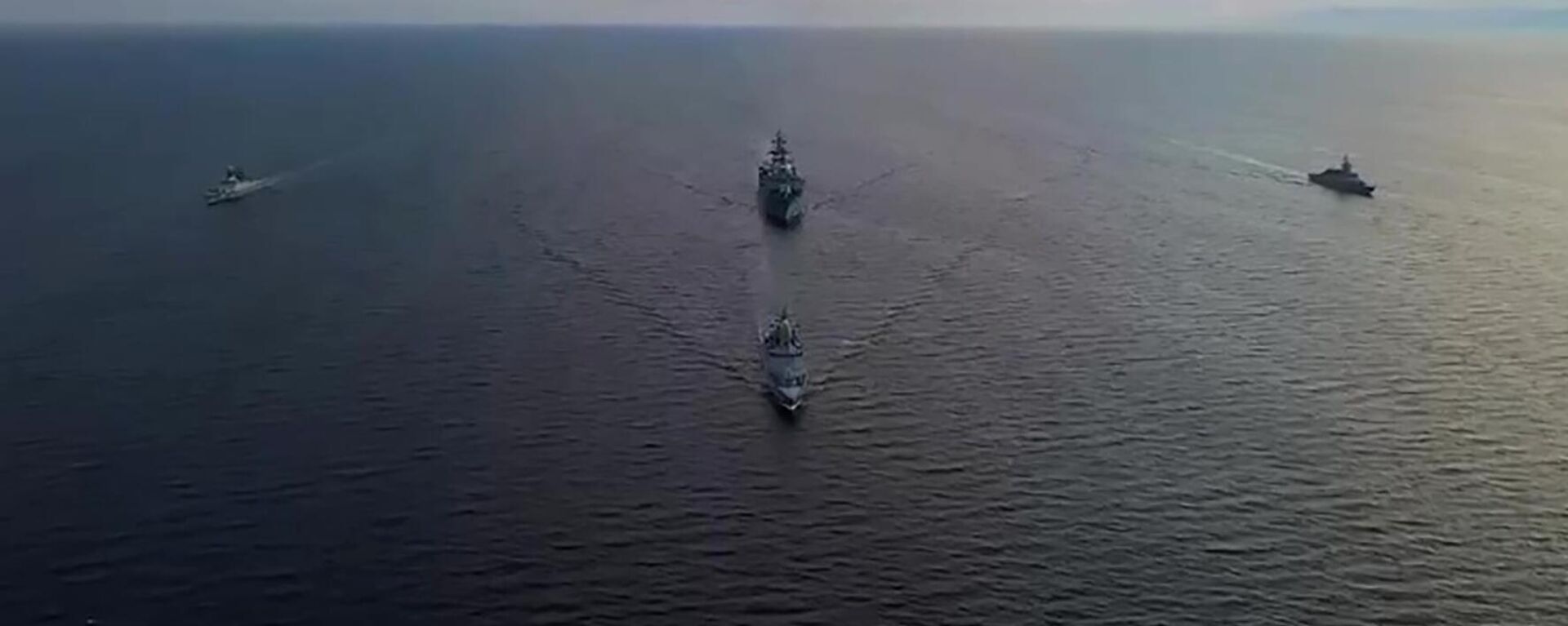 Russian and Chinese warships meet in the Sea of Japan during the Vostok-2022 military exercises - Sputnik International, 1920, 22.12.2022
