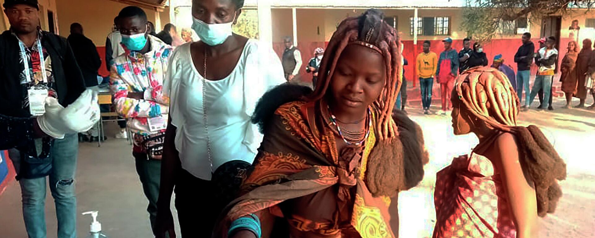 A voter casts her vote at a polling station in Luanda, Wednesday, Aug. 24, 2022 - Sputnik International, 1920, 02.09.2022