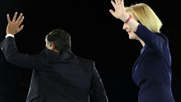 Rishi Sunak, Britain's former Chancellor of the Exchequer (L) and Britain's Foreign Secretary Liz Truss, the final two contenders to become the country's next Prime Minister and leader of the Conservative party, wave on stage during the final Conservative Party Hustings event at Wembley Arena, in London, on August 31, 2022.  - Sputnik International
