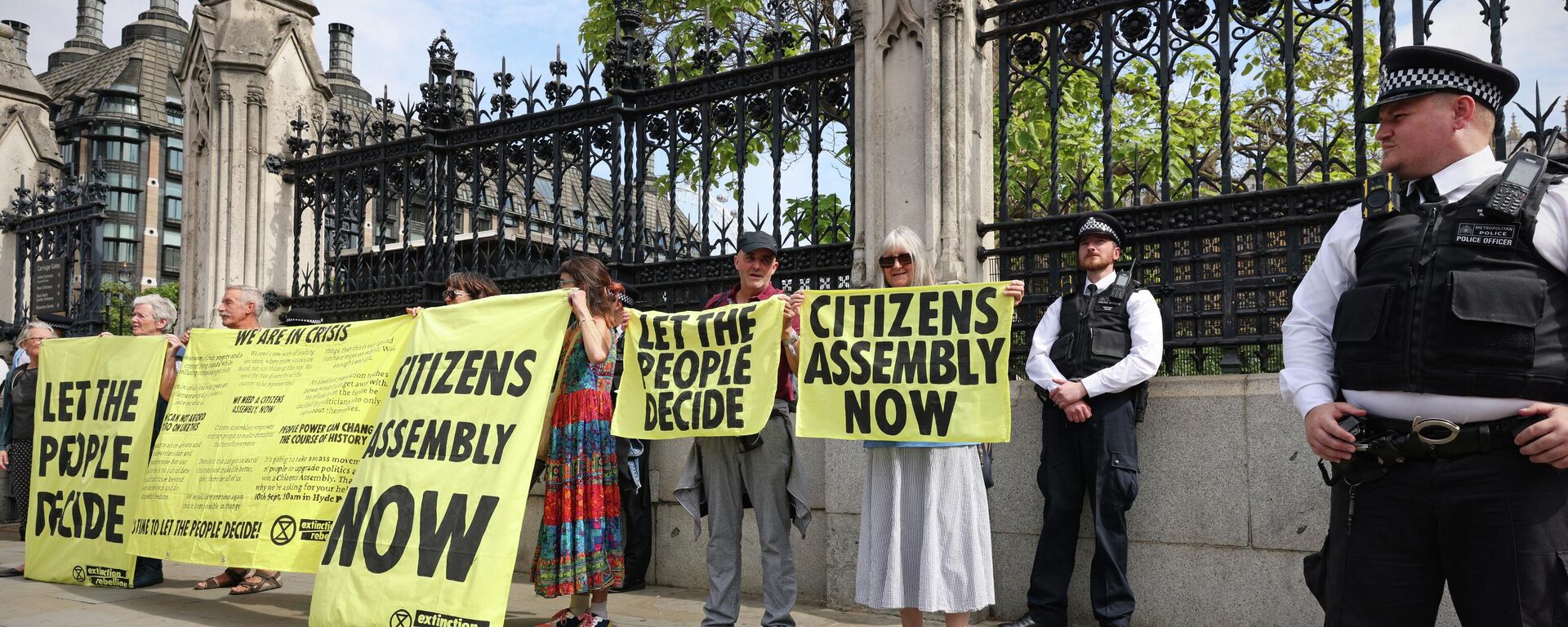 Extinction Rebellion activists hold banners outside of Britain's Houses of Parliament - Sputnik International, 1920, 02.09.2022