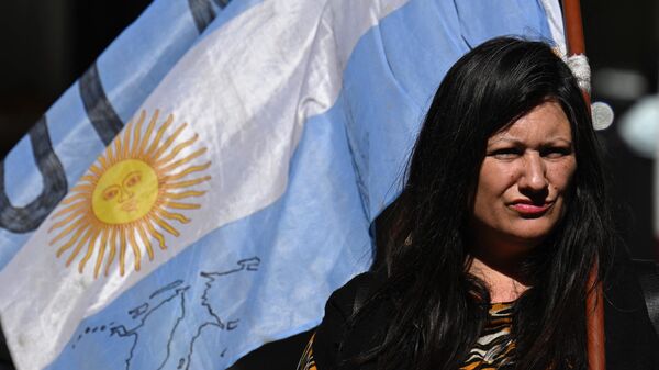 A supporter of Argentine Vice-President Cristina Fernandez de Kirchner remains outside Fernadez's house in Buenos Aires on September 2, 2022 - Sputnik International