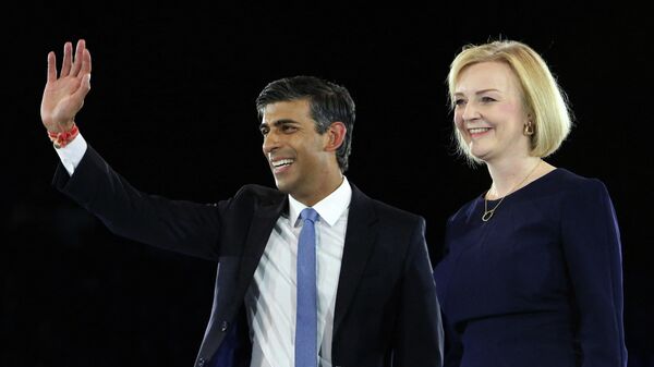 Rishi Sunak, Britain's former Chancellor of the Exchequerm (L) and Britain's Foreign Secretary Liz Truss, the final two contenders to become the country's next Prime Minister and leader of the Conservative party, stand together on stage during the final Conservative Party Hustings event at Wembley Arena, in London, on August 31, 2022. - Sputnik International