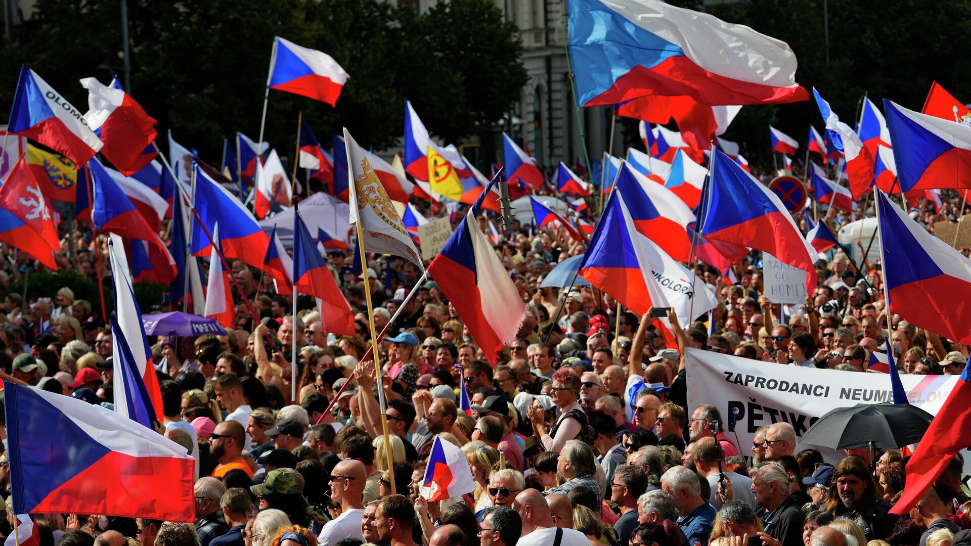 Thousands of demonstrators gather to protest against the government at the Vencesla's Square in Prague, Czech Republic, Saturday, Sept. 3, 2022. (AP Photo/Petr David Josek) - Sputnik International, 1920, 28.09.2022