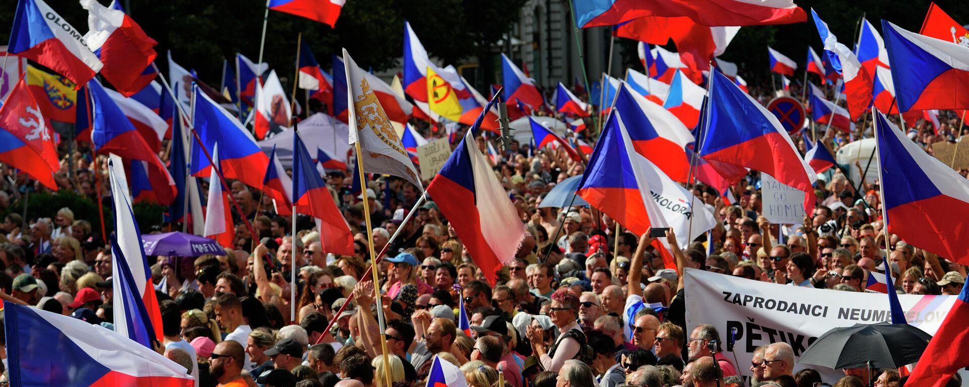 Thousands of demonstrators gather to protest against the government at the Vencesla's Square in Prague, Czech Republic, Saturday, Sept. 3, 2022. (AP Photo/Petr David Josek) - Sputnik International, 1920, 03.09.2022