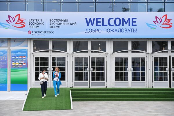 A banner featuring the logo of the Eastern Economic Forum at the main building of the Far Eastern Federal University (FEFU) campus on Russky Island, Vladivostok. - Sputnik International