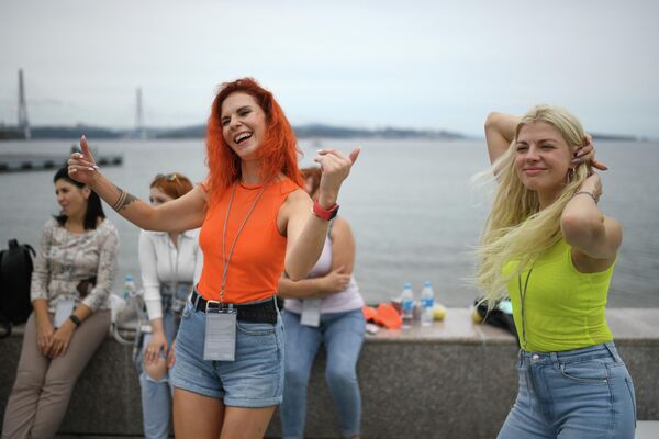 Girls taking photos at the Ajaks Bay in Vladivostok, ahead of the Eastern Economic Forum. - Sputnik International
