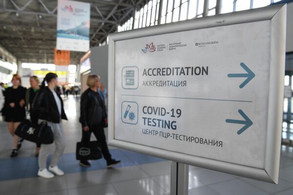 A banner showing the way to the accreditation center of the  Eastern Economic Forum at Vladivostok International Airport. - Sputnik International